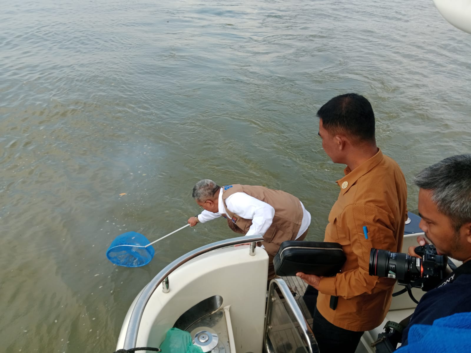 “Pj Wali Kota Kendari Galang Semangat Gotong Royong dalam Aksi Bersih-bersih Sampah Plastik di Teluk Kendari”