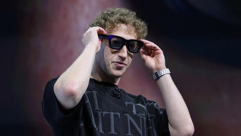 Mengenal Dua Teknologi Pengganti Hp Versi Zuckerberg dan Musk