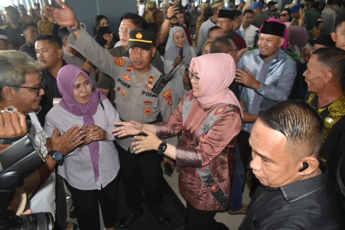 Ribuan Warga Kota Kendari Sambut Meriah Wali Kota dan Wakil Wali Kota Kendari