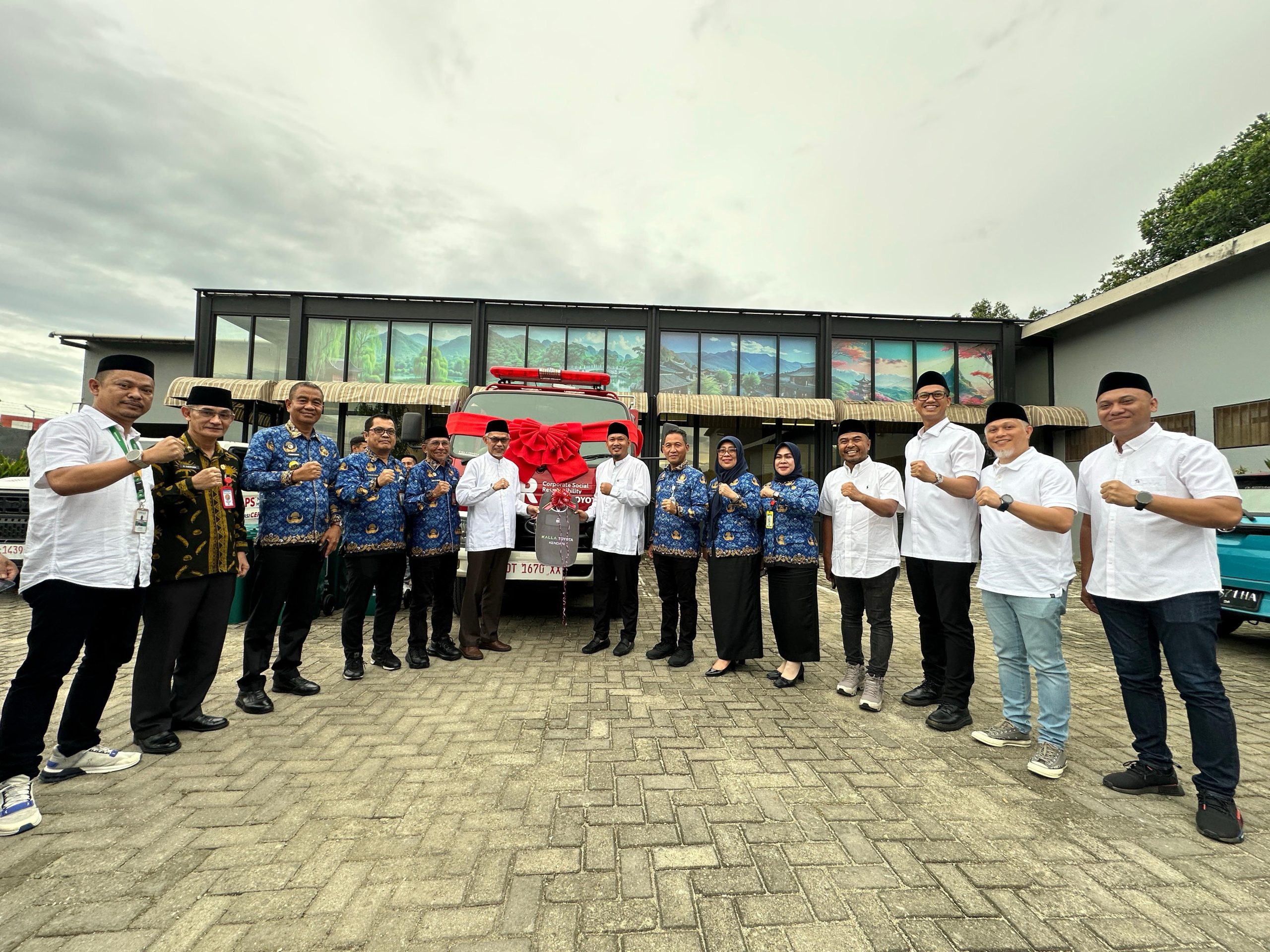 Kalla Toyota Serahkan Bantuan CSR Puluhan Tempat Sampah dan Satu Unit Damkar ke Pemerintah Kota Kendari