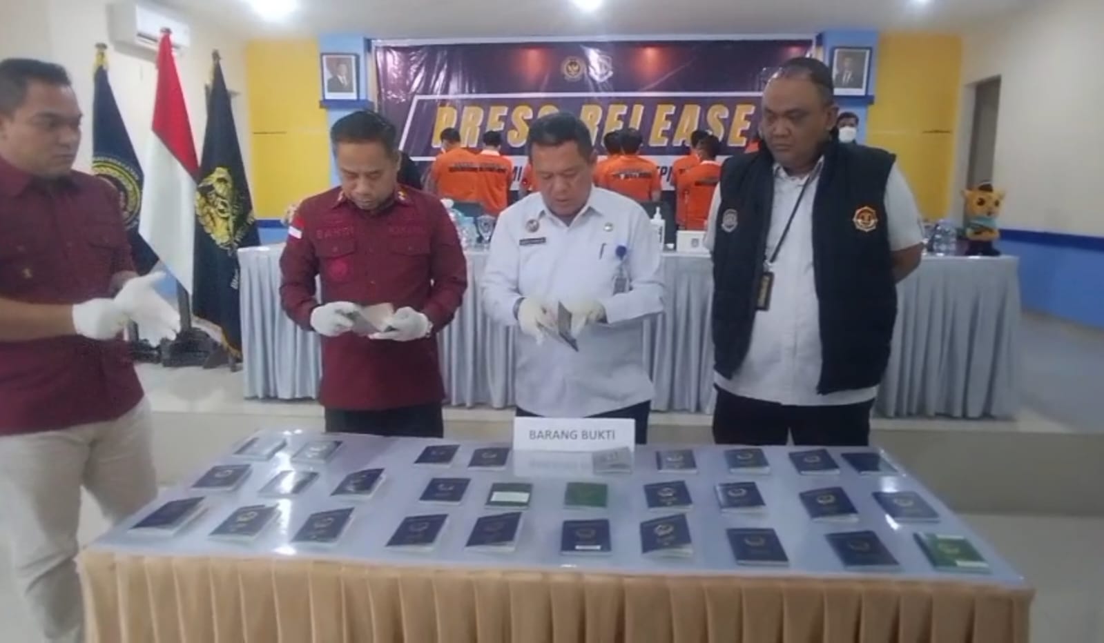 Diduga Akan Melakukan Kegiatan Ilegal, Imigrasi Baubau Deportasi 31 WNA Asal Vietnam.