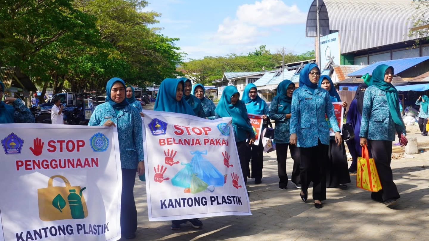 TP PKK Kendari Ajak Warga Belanja Tanpa Kantung Plastik di Pasar PKL