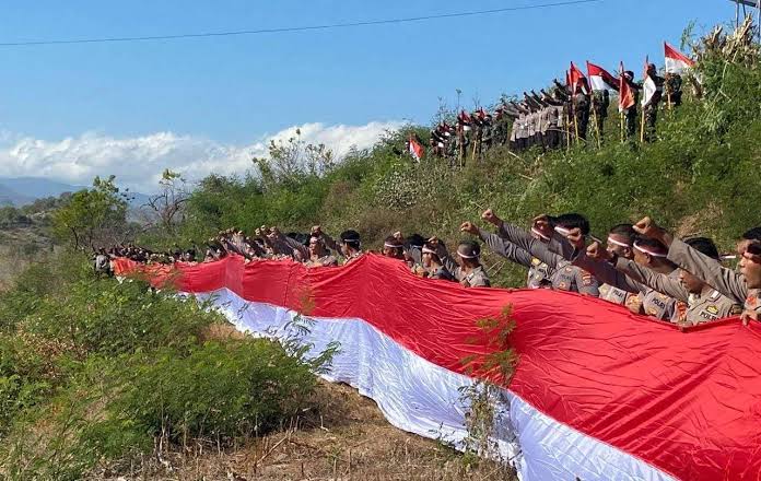 Peringati HUT ke-80 RI, Bendera Raksasa Membentang Megah di Bukit Dorobelo Bima
