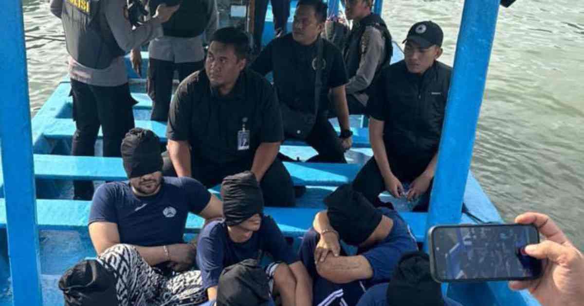 Ammar Zoni Dengan Kepala Tertutup Kain Hitam , Tangan Terborgol Menuju Ke Lapas Nusakambangan 8 12345 1 1