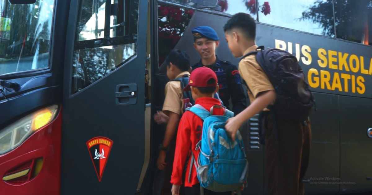 Satbrimob Polda Sultra Luncurkan Program Bus Sekolah Gratis Untuk Pelajar Kendari 1 314995Db 14F1 4A34 A7Ca 1Cae40462525