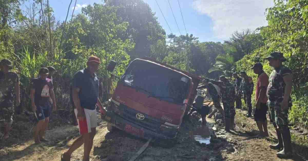 Team Satgas TMMD Kodim 1412/Kolaka Evakuasi Mobil Pengangkut Kayu yang Nyaris Terbalik